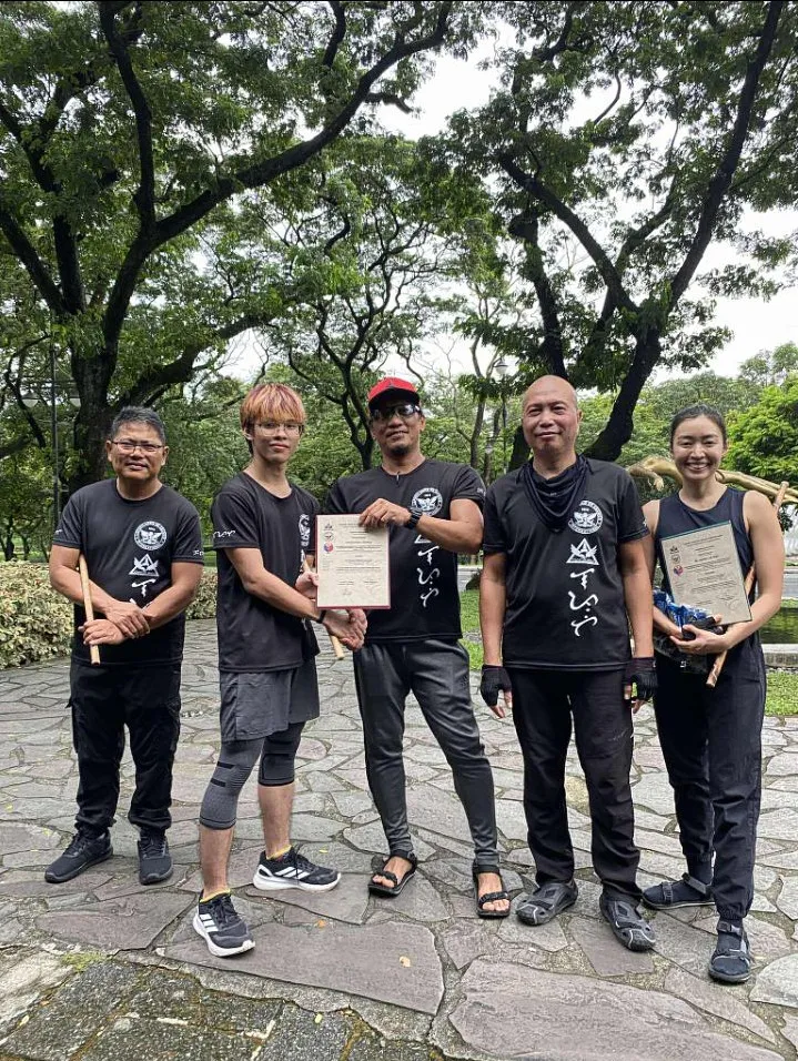 Ronan Koda Padilla (2nd from L) and Regina De Vera (1st from R) holding their certicates of promotion. With (L-R) Lapunti Karilyon Club President Glenn Reyes, Chief Instructor Senior Master Buboy Ador, and Instructor Guro Alvin Penaflor.