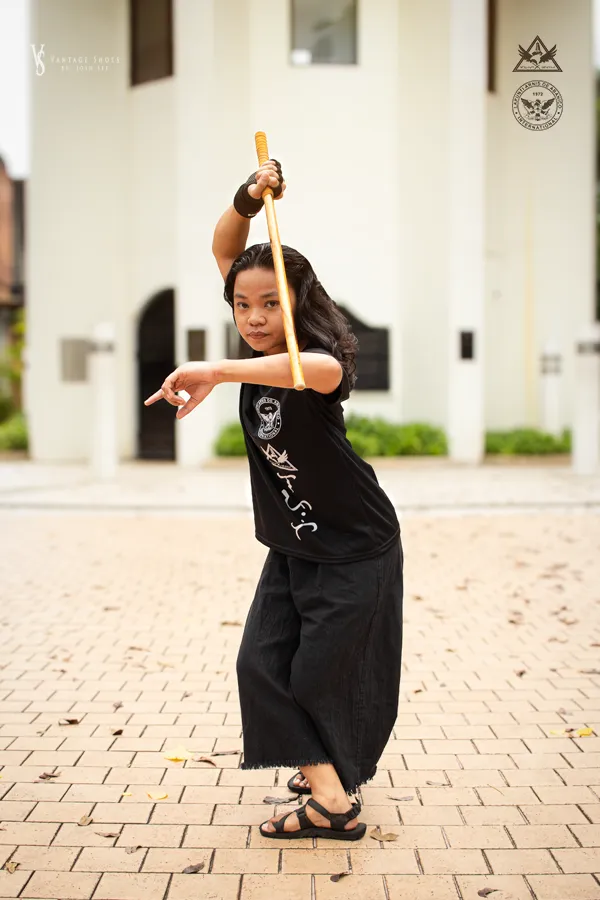 Chai Crossleg Stance